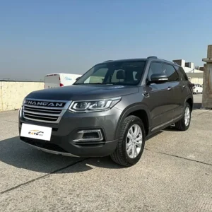 Changan CS95 sa kaliwa sa harap