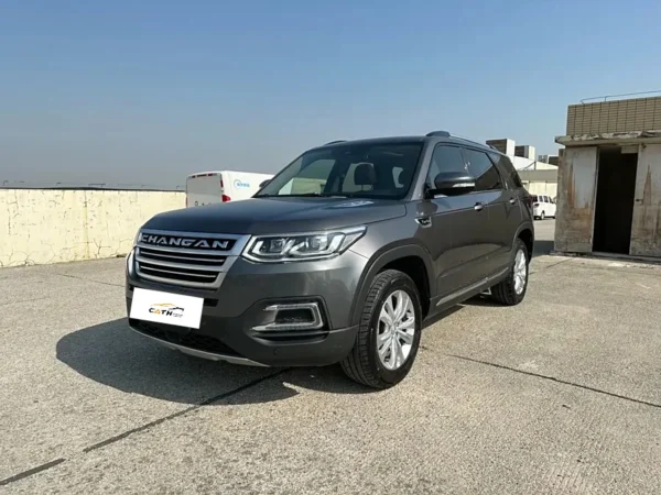 Changan CS95 sa kaliwa sa harap