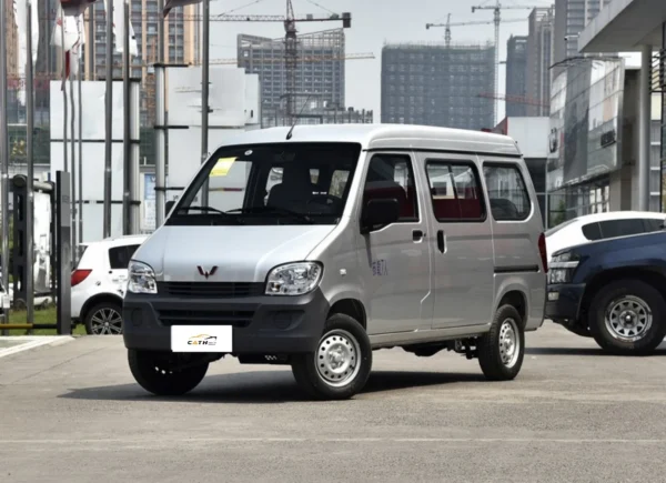 Wuling Sunshine מלפנים משמאל