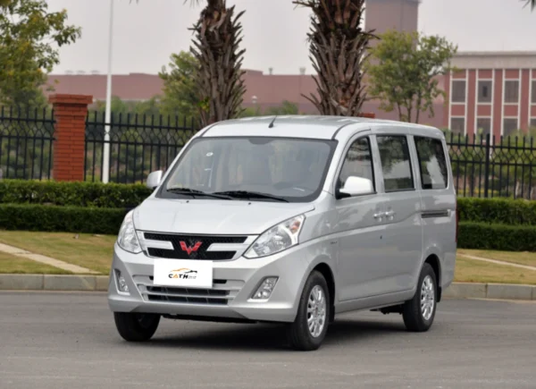 Wuling Rongguang V מלפנים משמאל