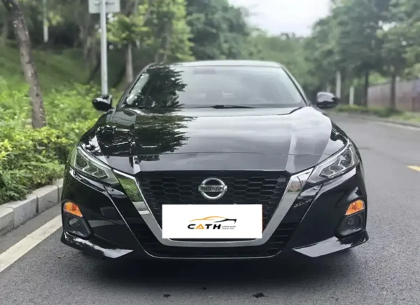 La cara frontal del Nissan Teana.