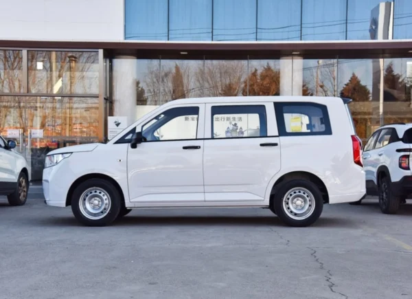 Wuling Hongguang PLUS Sideways