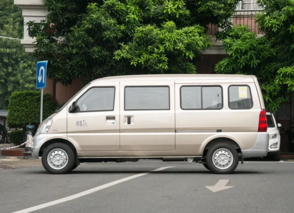 Wuling Rongguang sur le côté