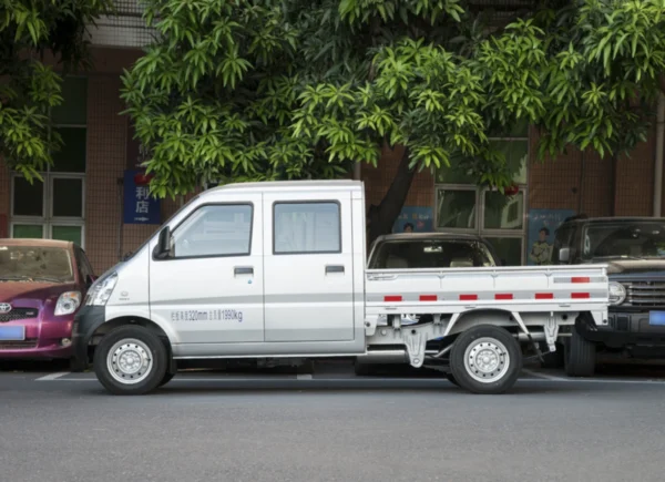 Mini camion Wuling Rongguang lateralmente