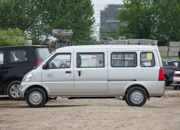 Wuling Rongguang EV de lado