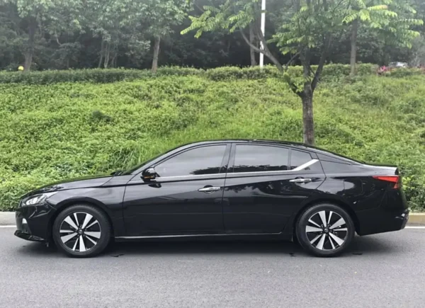 El perfil lateral del Nissan Teana.