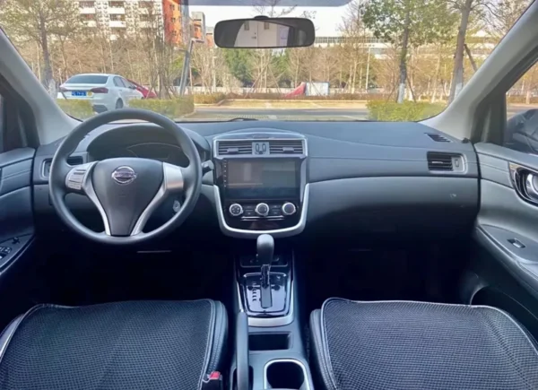 Nissan Tiida op de eerste rij